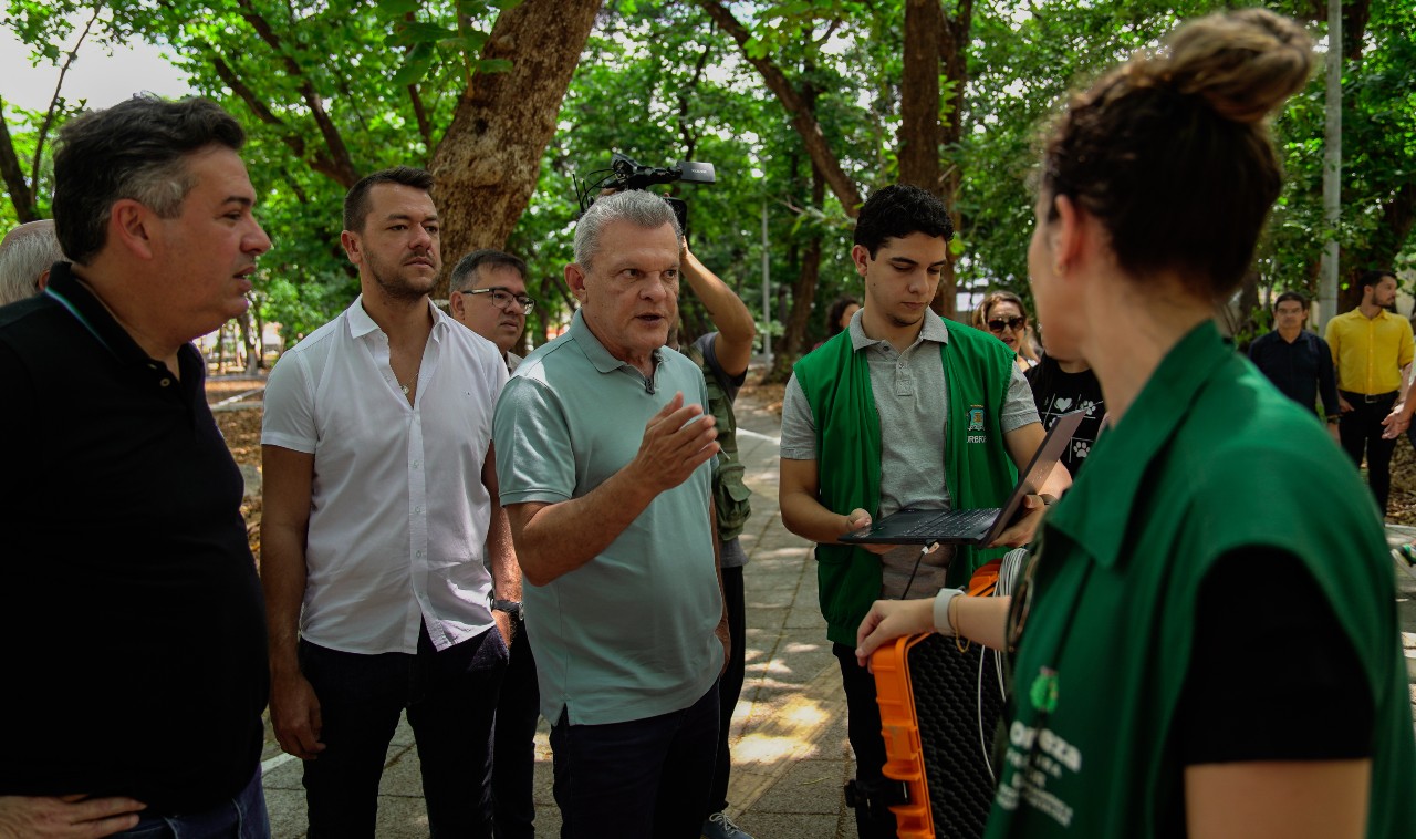 Sarto conversa com um grupo de pessoas dentro do parque rio branco